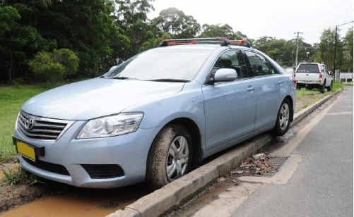 With no other option, the driver of this car decided to mount the gutter. With no other option, the driver of this car decided to mount the gutter.